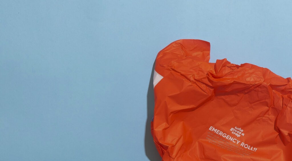 Primer plano de una bolsa de basura reciclable perfumada de color rojo. 