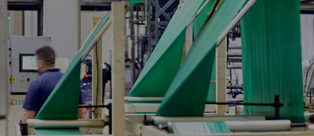 Hombre en la fábrica de Plastic Bag