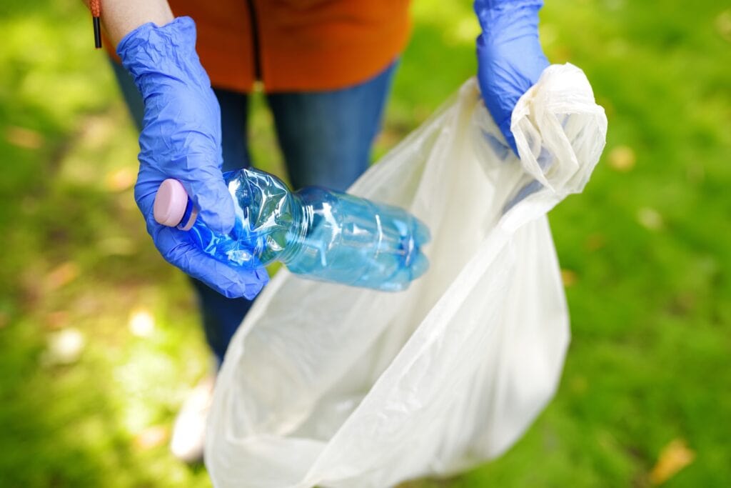 Imagen de una bolsa de plástico reciclada: una elección ecoamigable y consciente del medio ambiente