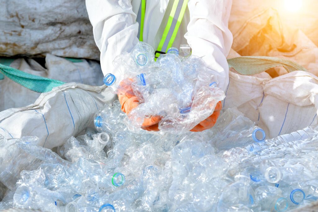 Recogida y clasificación de residuos plásticos para su reciclaje industrial
