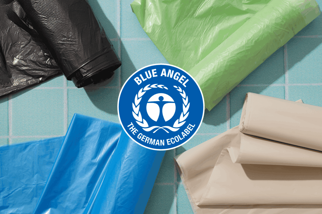 Rollos de bolsas de basura y el logo de la certificación Blue Angel en el centro de la imagen,