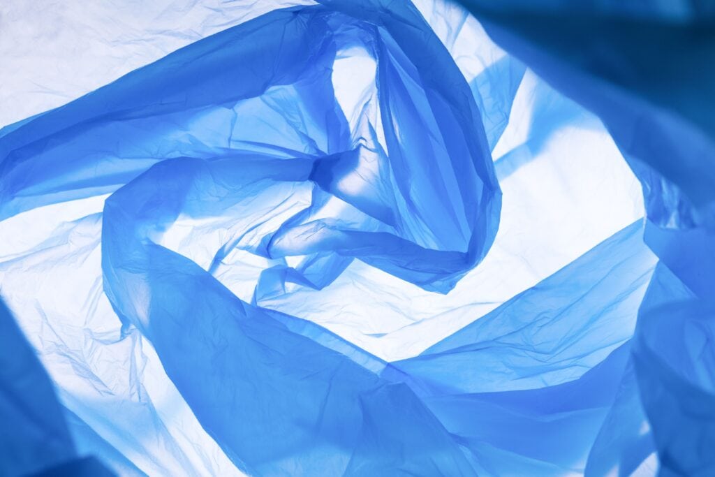 Bolsa de plástico azul.