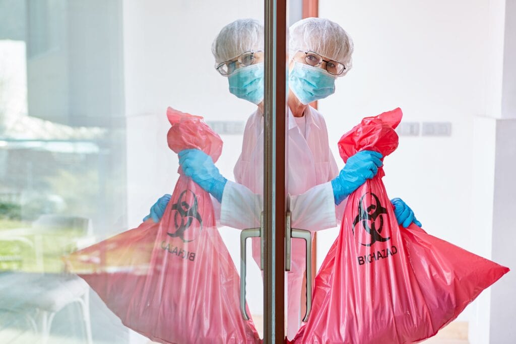 Bolsas de plástico para residuos sanitarios.