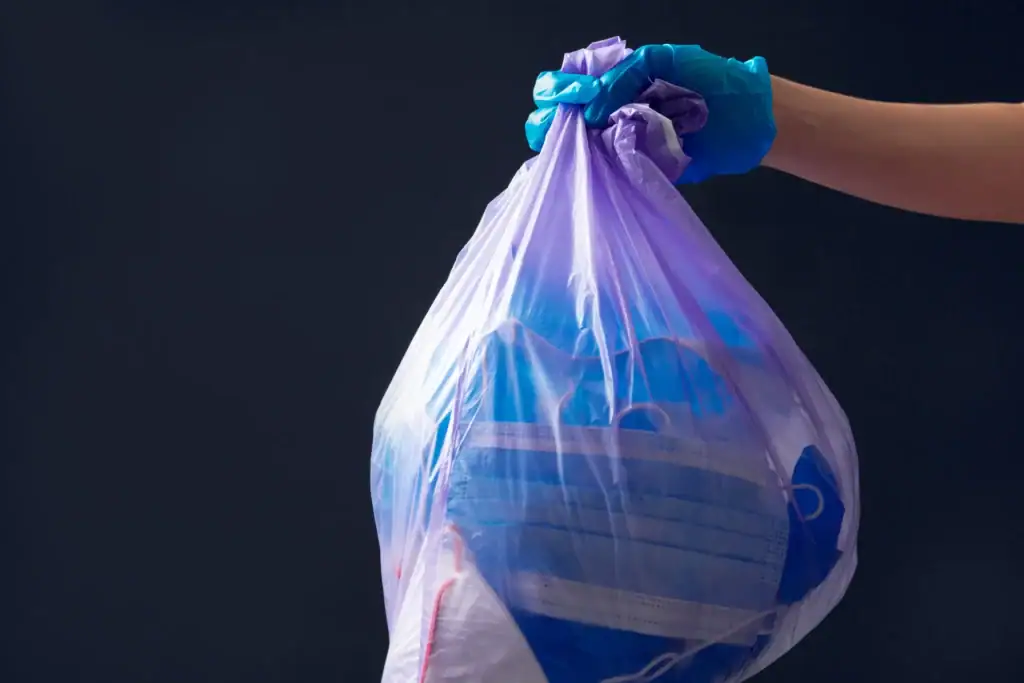 Bolsa de plástico que sigue la normativa de los centros médicos.